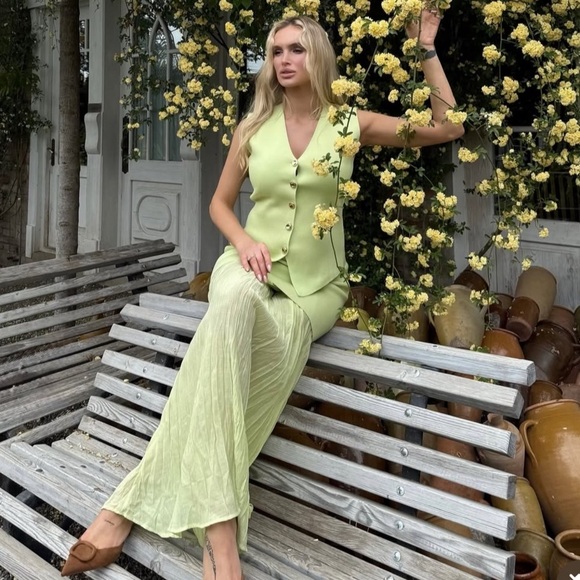 NWT ZARA 2pc 2025 collection vest + skirt S/M
🚨 FINAL PRICE NO OFFER ACCEPT - Picture 9 of 15